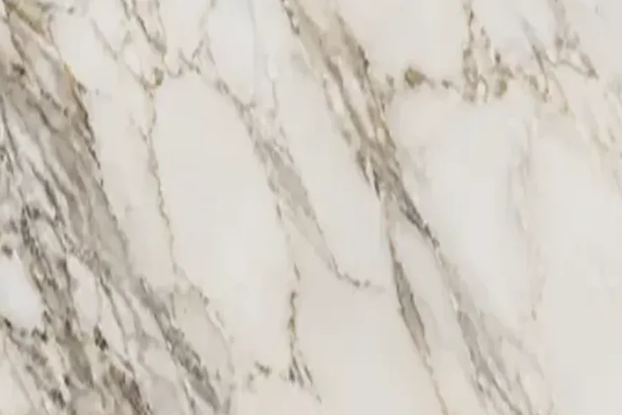 Comparação visual entre bancadas de granito e mármore na cozinha.