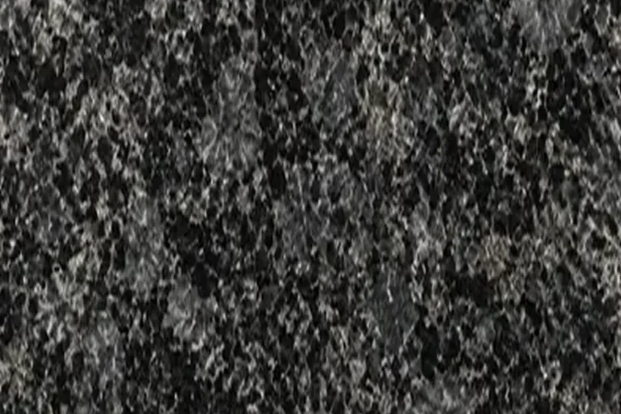 Pedra natural e pedra industrializada lado a lado: variação natural x padrão uniforme.