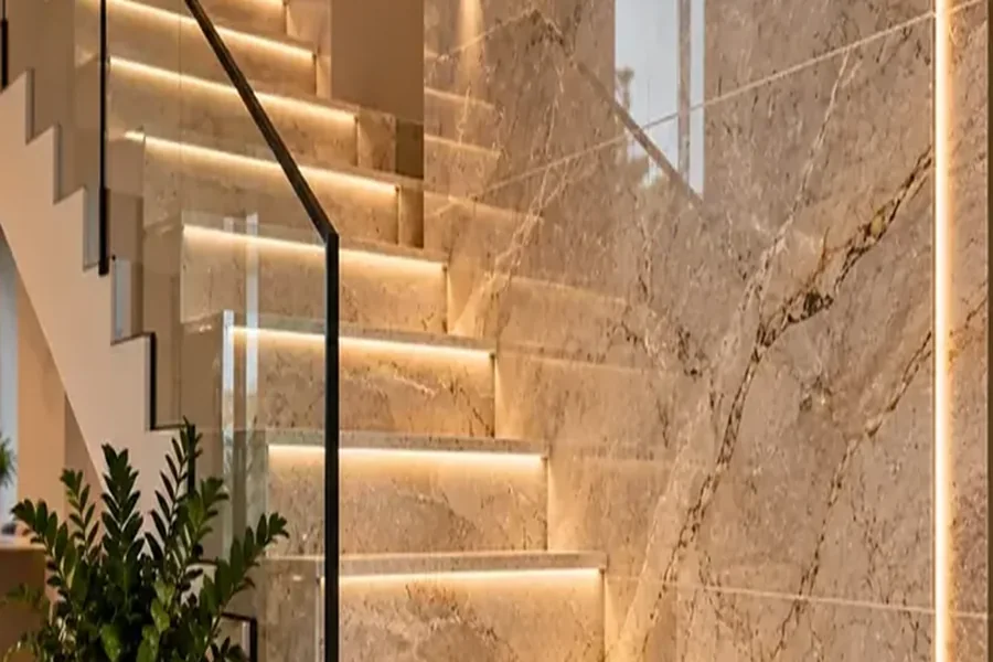 Parede revestida com placas de pedra natural em ambiente interno.